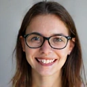 Porträt einer jungen Frau mit Brille